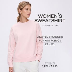 Puede incluir: Una sudadera rosa claro con hombros caídos, presentada como patrón de costura para tejidos de punto en tallas XS a 4XL. El texto dice: WOMEN'S SWEATSHIRT SEWING PATTERN, DROPPED SHOULDERS FOR KNIT FABRICS, XS - 4XL, y Pattern Gardens.