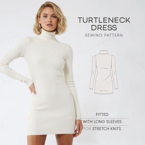 Può includere: Una donna indossa un abito a collo alto in maglia a coste color crema con maniche lunghe. L'abito è aderente e arriva a metà coscia. Testo a destra: "Turtleneck Dress Sewing Pattern" con un'illustrazione dell'abito.