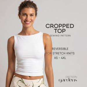 Op de afbeelding: Een wit mouwloos kort topje met een hoge halslijn. De tekst op de afbeelding luidt: CROPPED TOP SEWING PATTERN, REVERSIBLE FOR STRETCH KNITS, XS - 4XL, en de merknaam Pattern Gardens.