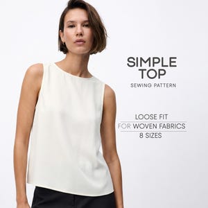 Può includere: Una donna indossa un top senza maniche color crema e pantaloni neri. Il top ha un design semplice con scollatura rotonda. Il testo a destra recita "SIMPLE TOP SEWING PATTERN" e "LOOSE FIT FOR WOVEN FABRICS 8 SIZES".