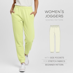 Puede incluir: Una persona con joggers verde claro con bolsillos laterales y zapatillas blancas. La imagen incluye una ilustración de patrón de costura de los joggers, con el texto "WOMEN'S JOGGERS SEWING PATTERN" y "WITH SIDE POCKETS FOR STRETCH FABRICS BEGINNER PATTERN."