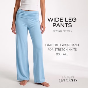 Op de afbeelding: Lichtblauwe broek met wijde pijpen en een geplooide tailleband. De tekst luidt: WIDE LEG PANTS SEWING PATTERN, GATHERED WAISTBAND FOR STRETCH KNITS XS - 4XL en pattern gardens. De broek wordt gedragen door een persoon met een wit topje.