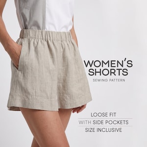 Op de afbeelding: Beige linnen shorts met een elastische tailleband en zijzakken. De tekst op de afbeelding luidt: WOMEN'S SHORTS SEWING PATTERN, LOOSE FIT, WITH SIDE POCKETS, SIZE INCLUSIVE. De shorts hebben een losse pasvorm en een gezoomde afwerking.
