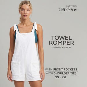 Peut inclure: Un patron de couture pour combishort en éponge blanche de Pattern Gardens. Le vêtement présente des nouettes aux épaules et deux poches avant. Le texte indique : PATTERN GARDENS, TOWEL ROMPER SEWING PATTERN, WITH FRONT POCKETS, WITH SHOULDER TIES, XS - 4XL.