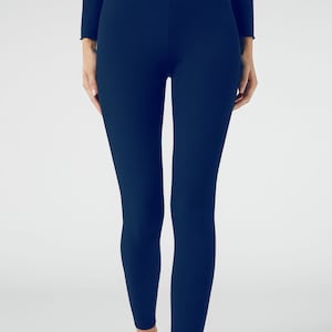 Puede incluir: Un par de leggings de color azul oscuro con textura de canal&eacute;.