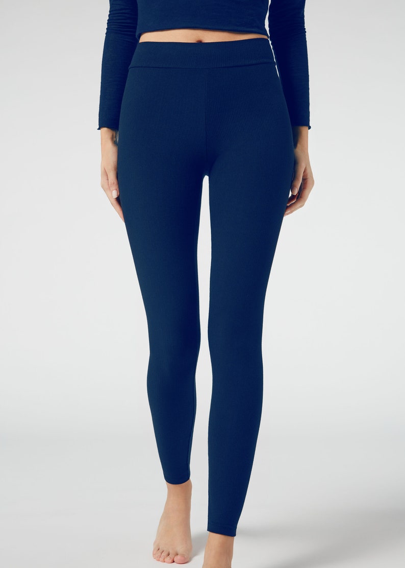 Puede incluir: Un par de leggings de color azul oscuro con textura de canal&eacute;.
