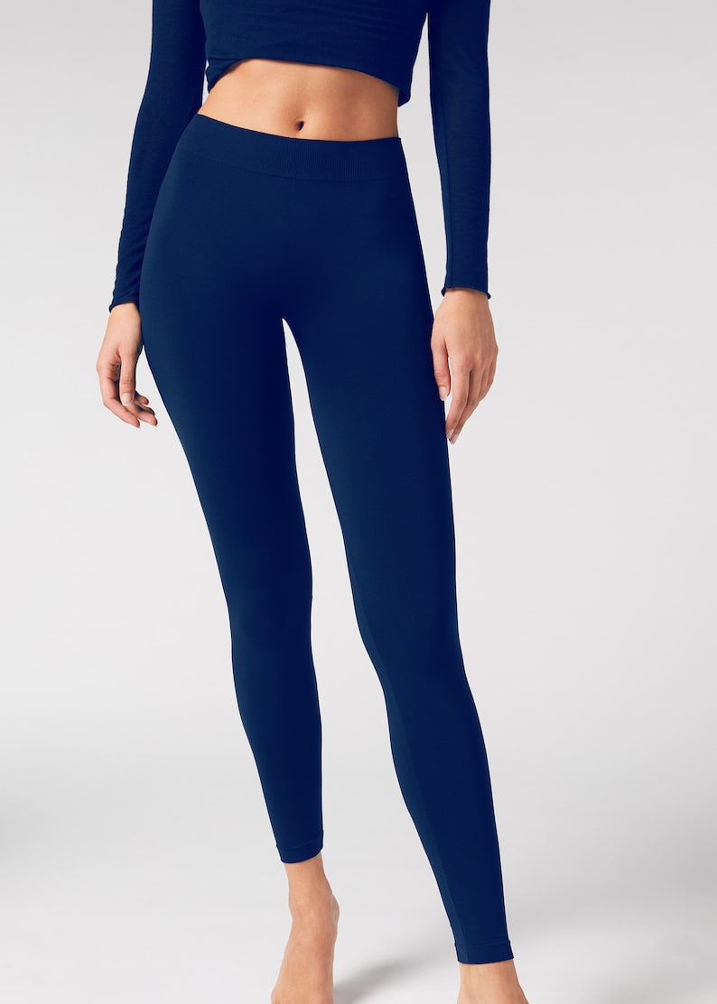 Puede incluir: Un par de leggings sin costuras de color azul oscuro.