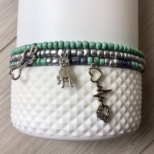 Staplat armband för tumlare / Den bästa terapeuten har päls och fyra ben / Hundälskare Stanley stöveltoppare / Koppberlock
