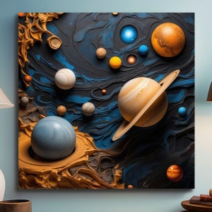 Op de afbeelding: Een digitaal schilderij van een zonnestelsel met planeten in verschillende kleuren en maten. De planeten zijn gerangschikt in een draaiende spiraalvorm op een donkerblauwe achtergrond met witte en gele swirls.