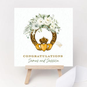 Carte de mariage personnalisée avec bague Claddagh florale, bénédiction irlandaise, souvenir, date, noms, coeur, verdure, vert sauge, carte de mariage porte-bonheur