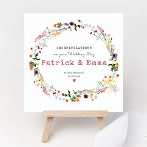 Tarjeta de boda de verano con nombres de pareja personalizados, corona de flores silvestres, boda al aire libre, romántica, felicitaciones, tarjeta de amor para recién casados