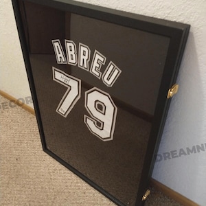 Holz Jersey Rahmen Vitrine | Holz Schattenbox | Baseball Jersey Fall | Jersey Aufsteller | Jersey Wandbild | Geschenk für Ihn