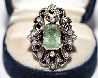 Antik ring i 18 karat guld med naturliga diamanter och smaragder, cirka 1900-talet