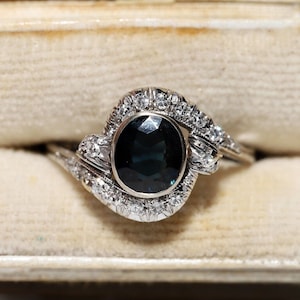 Anillo vintage de oro de 18 quilates decorado con diamantes naturales y zafiros, circa 1970