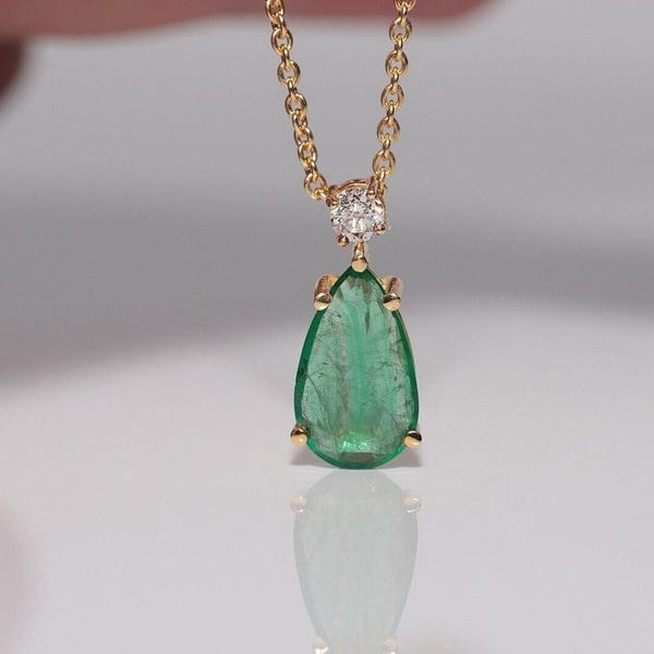 Vintage Circa 1980s 18k Gold Natural Pear Cut Emerald And Diamond Necklace