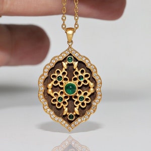 Vintage Circa 1990s 18k Gold Natural Diamond And Emerald Pendant Necklace