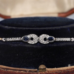 Pulsera vintage de oro de 14k decorada con diamantes naturales y zafiros.