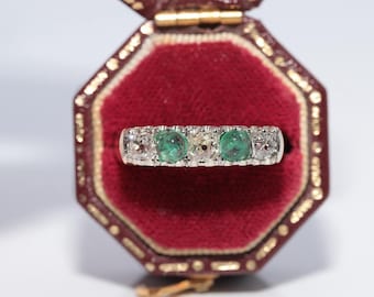 Antik ring i 18 karat guld med naturlig gammalslipad diamant och smaragd, cirka 1900-talet