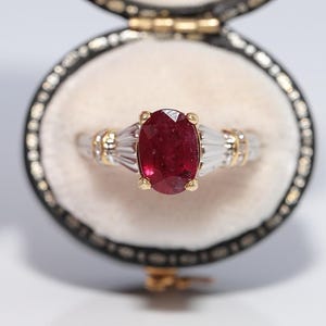 Anel de destaque vintage dos anos 90 em ouro 18 quilates com diamante natural e rubi oval.