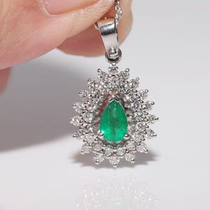 18k Gold Natural Diamond And Emerald Decorated Pendant Necklace