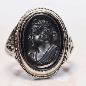 Antique Circa 1930s 18k Gold Art Deco Natural Onyx Stone Lady Decorated Ring