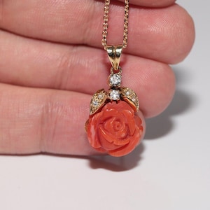 Vintage Circa 1980s 18k Gold Natural Diamond And Flowers Natural Coral Necklace