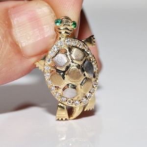 Pendentif décoré de tortues et de diamants naturels en or 14 carats, vers les années 1990
