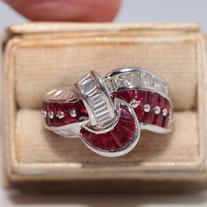 Anello vintage anni '90 in oro 18 carati con diamanti naturali taglio baguette e rubini.