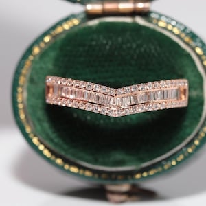 Vintage Circa 1990s 18k Gold Natural Diamond Decorated Band Ring
