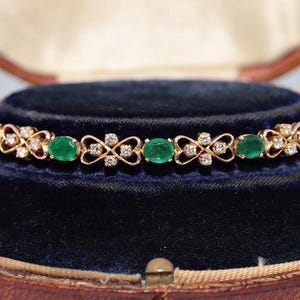 Vintage armband i 18 karat guld med naturliga diamanter och smaragder från 1980-talet