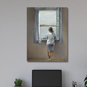 Peut inclure: Une peinture représentant une femme debout dans une pièce regardant par une fenêtre ouverte sur la mer. La fenêtre est ouverte et les rideaux sont tirés en arrière. La femme porte une robe blanche et a le dos tourné vers le spectateur.