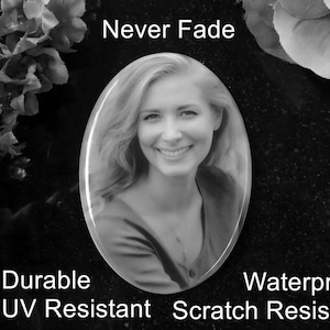 Könnte beinhalten: Ein Schwarzweißfoto einer Frau ist in einen schwarzen, ovalen Stein graviert. Der Stein ist von Blumen und Text umgeben, der "Never Fade", "Durable", "UV Resistant", "Scratch Resistant" und "Waterproof" lautet.