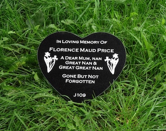 Personalisierte herzförmige Naturgranit Gedenkplakette Marker Kopfstein, sandgestrahlt graviert mit Narzissen, Andenken Sympathie Geschenk