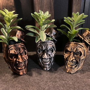 Handmålad blomkruka i vintagestil med clownmotiv, pennkopp