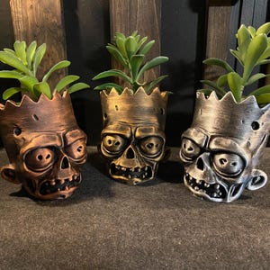 Handmålad blomkruka i vintagestil med skrämmande zombiemotiv