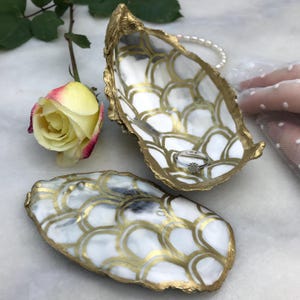 Large Oyster Ring Box, Engagement Hand painted Whole Oyster Shell, Beach Wedding Ring Holder, Proposal Seashell Ring Box, Ring Bearer Gift