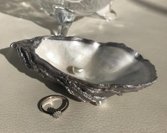 Personalized Oyster Ring Dish With Pearl Inside | Elegant Jewerly Organizer | Chic Wedding, Bridesmaid, Bride, Anniversary, Birthday Gift