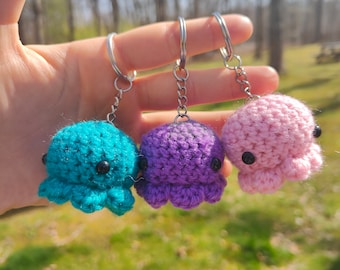 Llavero mini pulpo de ganchillo hecho a mano (todos los colores)