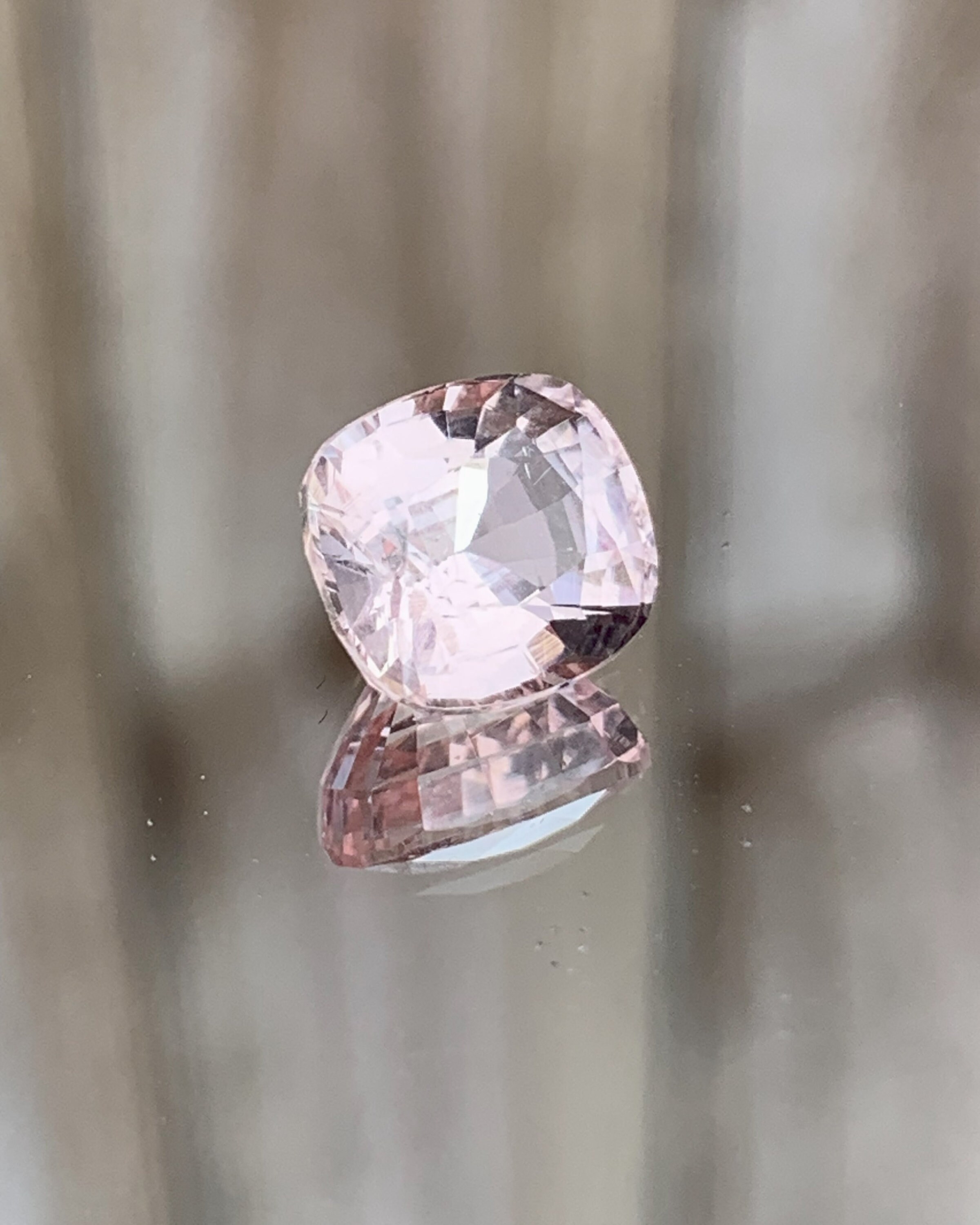 3.19カラットの可愛らしいピンクインペリアルトパーズ。パキスタン