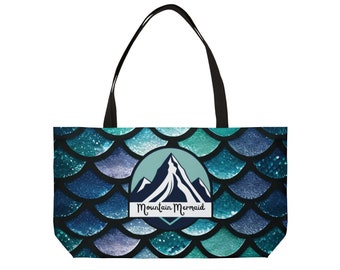 Sac fourre-tout de week-end Aqua Mermaidcore - Logo Mountain Mermaid, fourre-tout spacieux et durable pour les escapades, parfait pour les amateurs de voyages et de plage