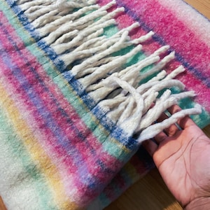 Free People, Like New Pre-Owned SUPER SOFT Colorful Fringe Throw Snuggle Wrap Blanket. Pre-owned, but like new excellent condition. afbeelding 1