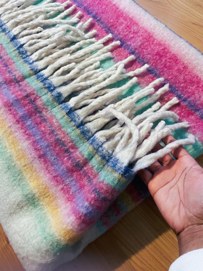 Free People, Like New Pre-Owned SUPER SOFT Colorful Fringe Throw Snuggle Wrap Blanket. Pre-owned, but like new excellent condition. afbeelding 1