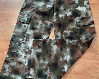 Levi Strauss / Levi's ** SIZE 23 X 30 ** Moss Green Camo Womens Pocket Cargo Pants - Modern Womens Woman Vintage Fashion and Accessories.