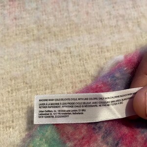 Free People, Like New Pre-Owned SUPER SOFT Colorful Fringe Throw Snuggle Wrap Blanket. Pre-owned, but like new excellent condition. afbeelding 9