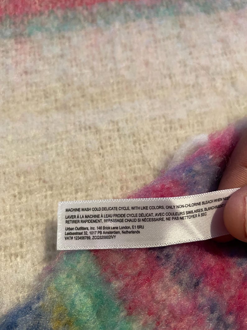 Free People, Like New Pre-Owned SUPER SOFT Colorful Fringe Throw Snuggle Wrap Blanket. Pre-owned, but like new excellent condition. afbeelding 9