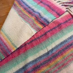 Free People, Like New Pre-Owned SUPER SOFT Colorful Fringe Throw Snuggle Wrap Blanket. Pre-owned, but like new excellent condition. afbeelding 4
