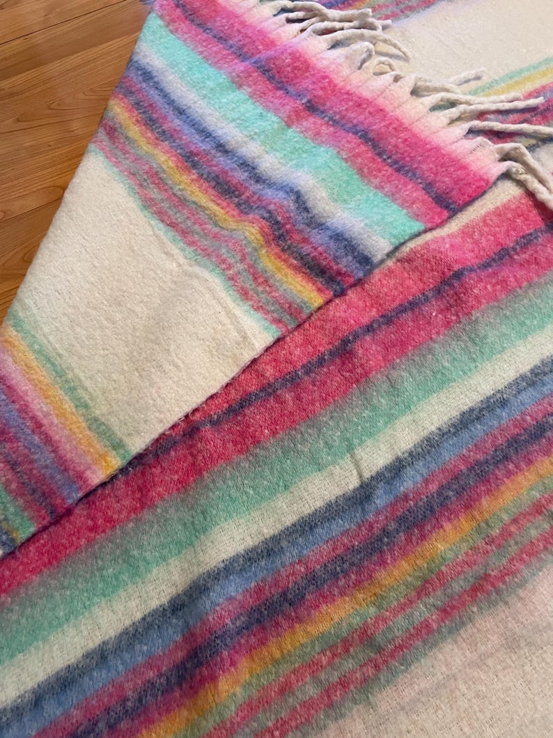 Free People, Like New Pre-Owned SUPER SOFT Colorful Fringe Throw Snuggle Wrap Blanket. Pre-owned, but like new excellent condition. afbeelding 4