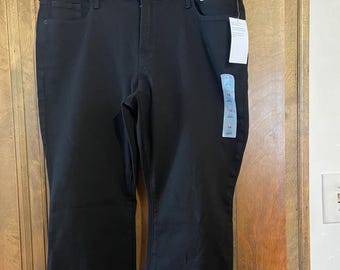 Old Navy, Size 14 SHORT / Midrise Kicker Boot Cut Jean. Women's Pants Jeans. Vintage / New with tag on