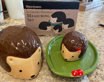 Extremely Rare Mint NIB World Market 4pc Ceramic Hedgehog Measuring Set / Vintage Bowls