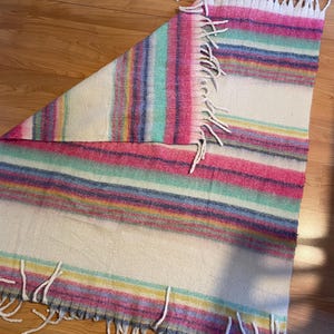 Free People, Like New Pre-Owned SUPER SOFT Colorful Fringe Throw Snuggle Wrap Blanket. Pre-owned, but like new excellent condition. afbeelding 5